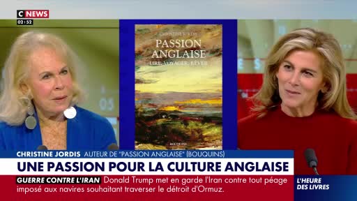Two women are speaking on a C News program, with a book cover displayed between them. The lower banner reads "Une passion pour la culture anglaise" and mentions Donald Trump's warning to Iran.