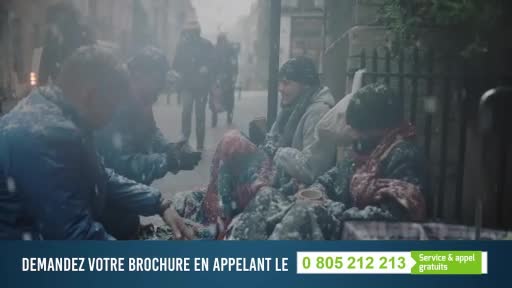 A group of people huddle together on a cold, snowy street in France. A CNews graphic overlays the scene, displaying a phone number for a free service.