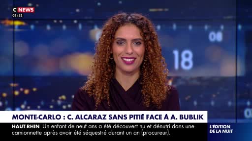 A woman with curly brown hair smiles directly at me, her lips painted a deep berry. Behind her, the CNews logo and a digital clock displaying "18" are visible.