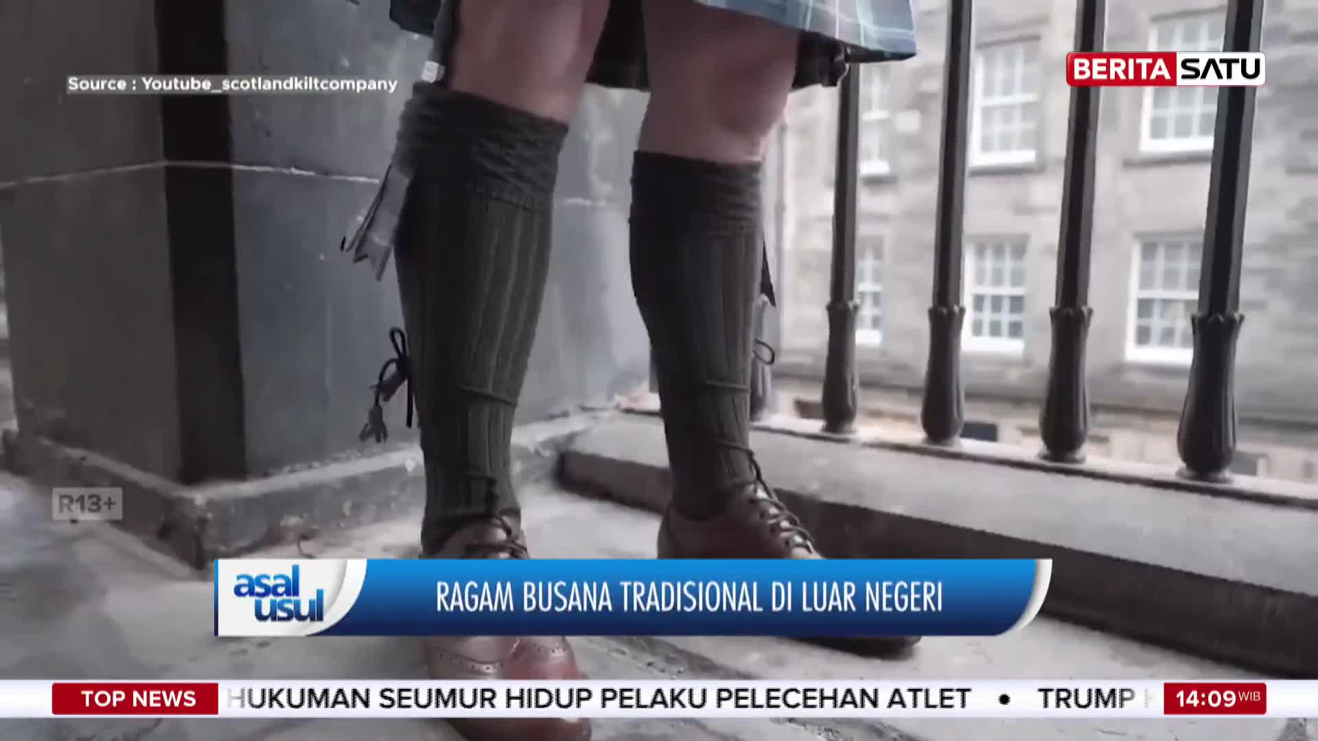 A person stands in a kilt, their knees bent slightly. The Berita Satu logo is visible in the upper right corner.