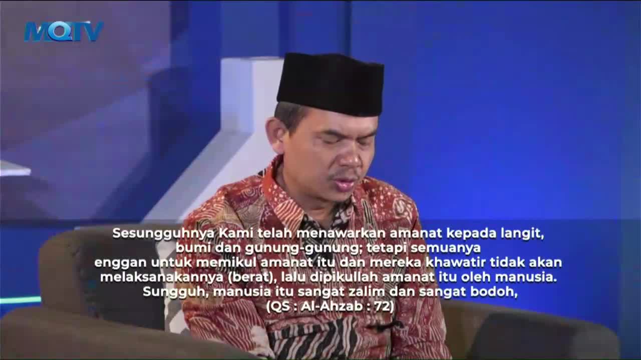 A man in a black cap and patterned shirt is speaking, his gaze fixed downward. Text in Indonesian scrolls on the screen below him, with the MQTV logo in the corner.
A man in a black cap and patterned shirt is speaking, his gaze fixed downward. Text in Indonesian scrolls on the screen below him, with the MQTV logo in the corner.