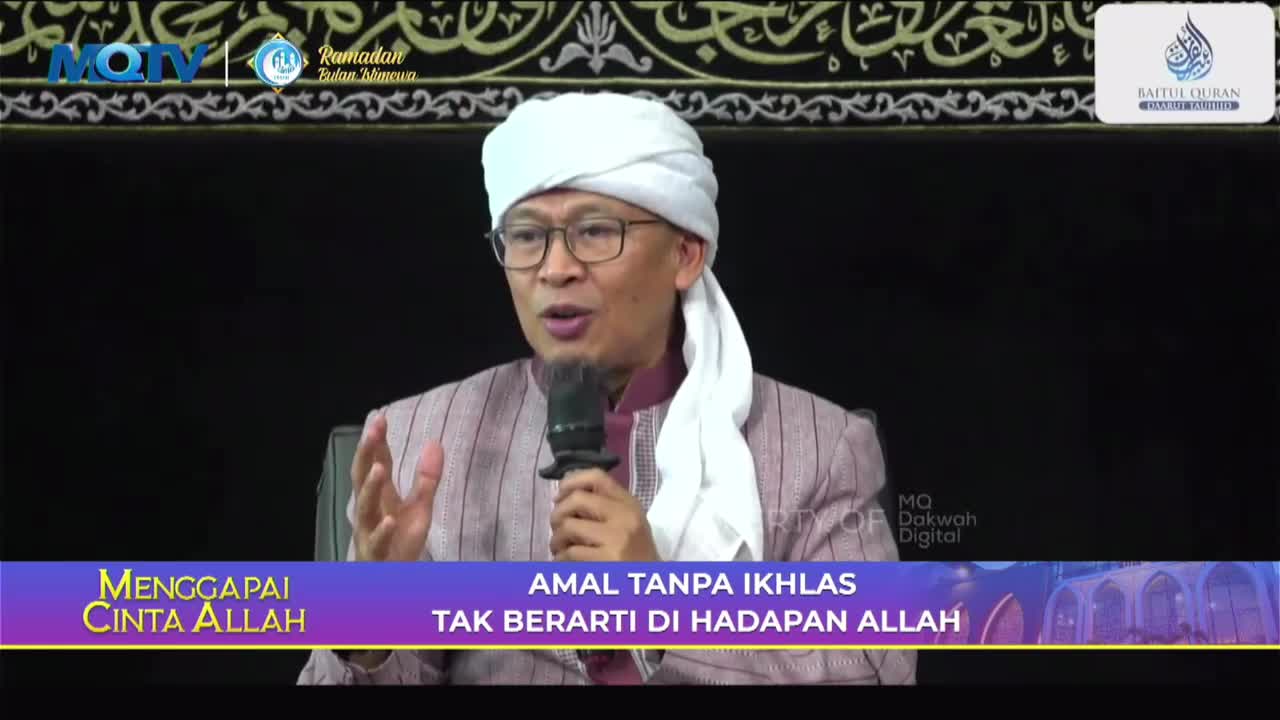 A man in a white turban and glasses speaks into a microphone, gesturing with his hands. The text below him, displayed on MQTV, reads "Amal Tanpa Ikhlas Tak Berarti Di Hadapan Allah."