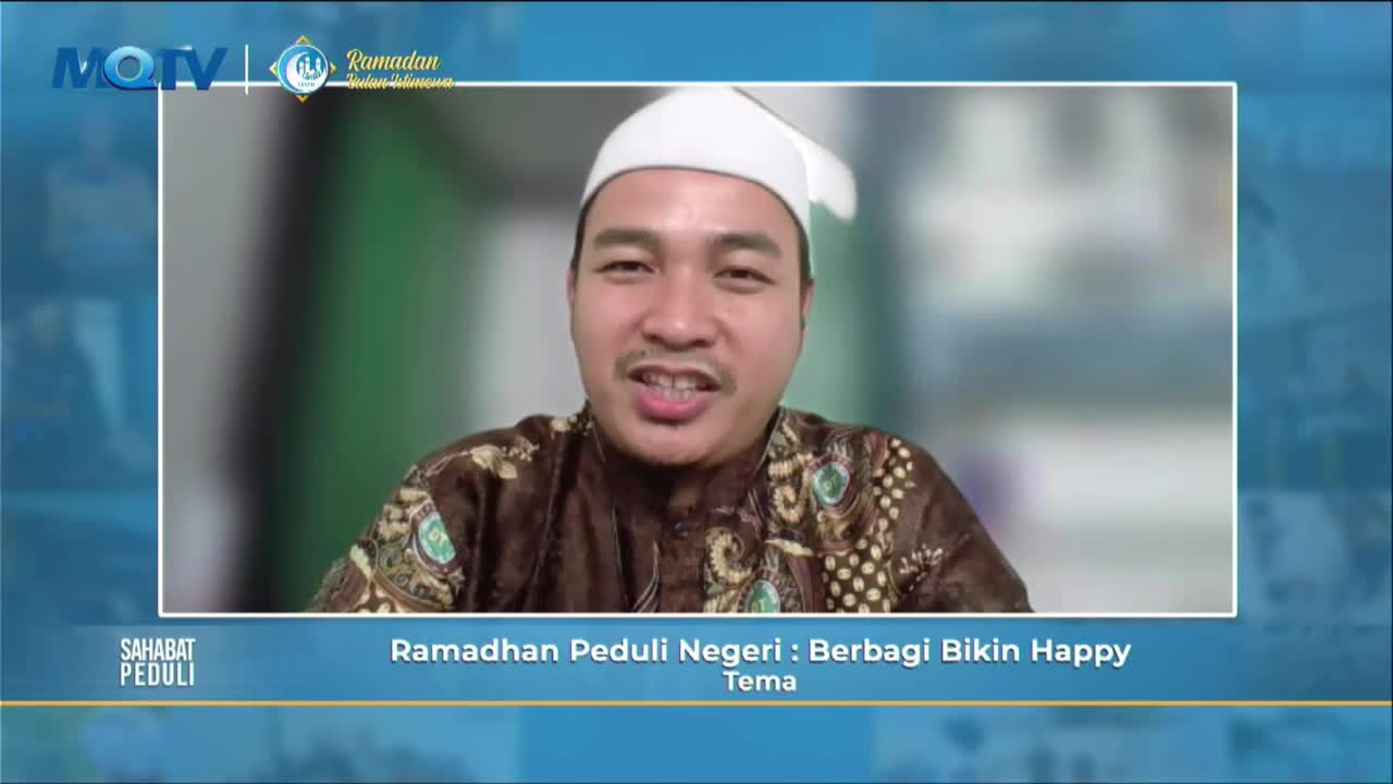 A man in a white peci and a patterned brown shirt smiles into the camera. The text below him reads "Ramadhan Peduli Negeri: Berbagi Bikin Happy."