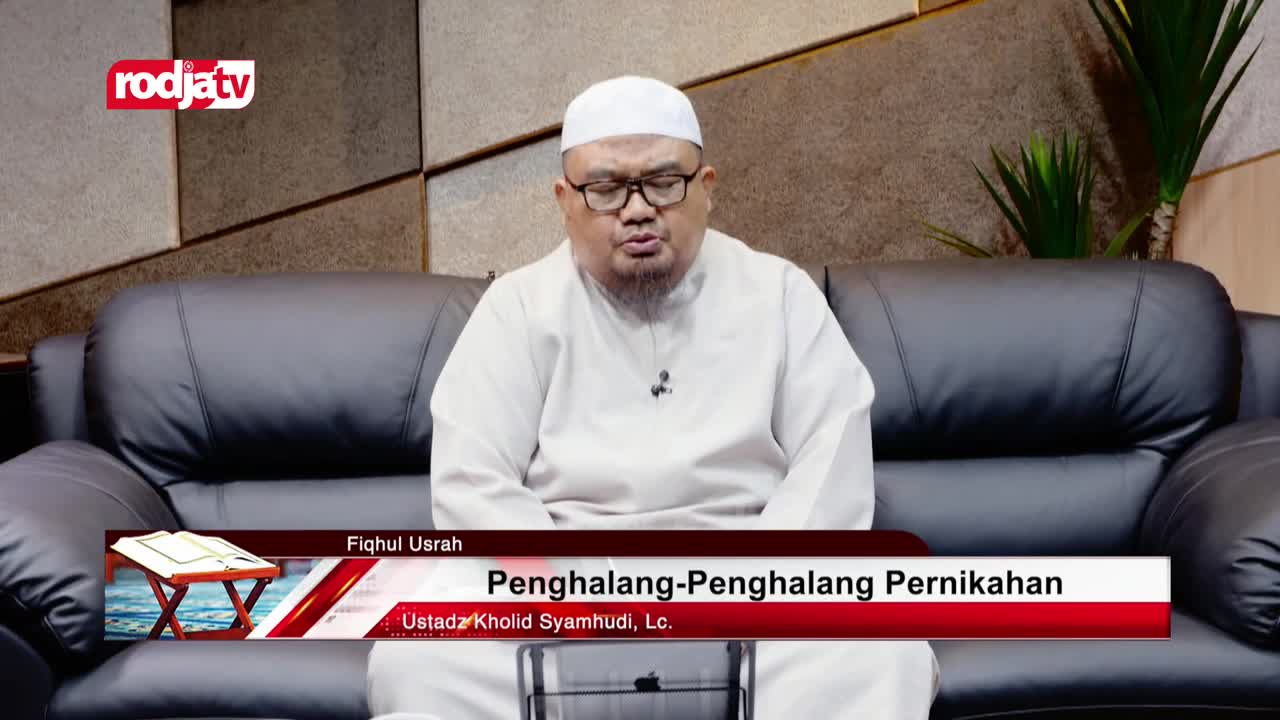 A man in a white peci and robe sits on a black leather couch, speaking into a microphone. A Rodja TV logo appears in the top left corner.