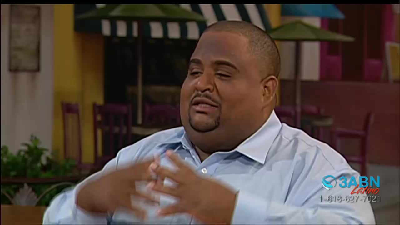 The man in the light blue shirt gestures with his hands as he speaks. The 3ABN Latino logo is visible in the corner.
