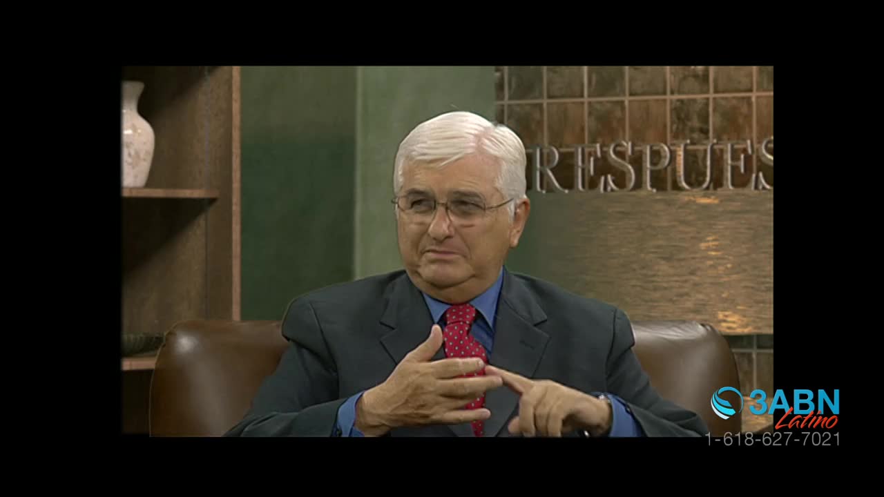 The man in the suit gestures with his hands as he speaks, likely on a 3ABN Latino program. He sits in a leather chair, with the word "RESPUESTAS" visible in the background.

