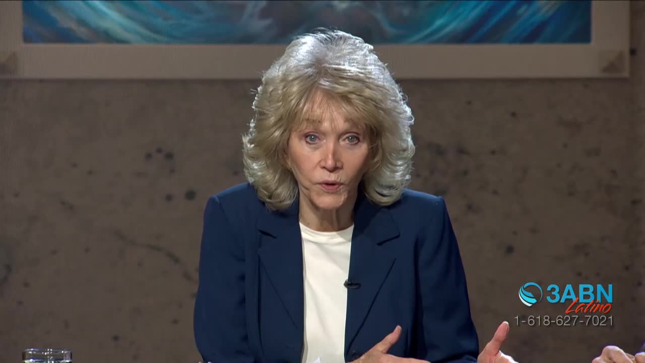 A woman in a blue blazer is speaking, gesturing with her right hand. The 3ABN Latino logo is visible in the bottom right corner.
