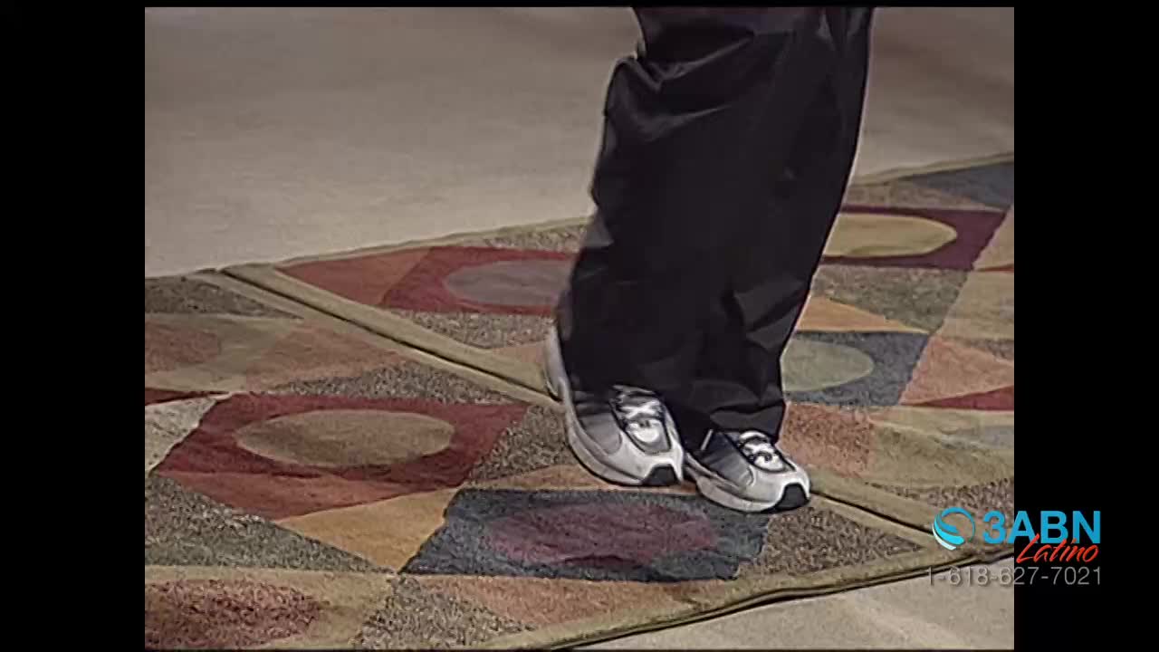 A person wearing black pants and sneakers is standing on a patterned rug. The 3ABN Latino logo is visible in the corner.
