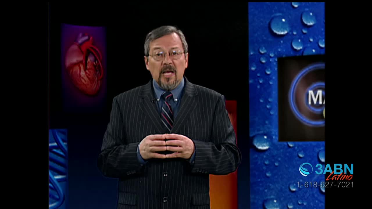 A man in a pinstripe suit stands before a screen displaying a human heart. To his right, a blue background with water droplets frames a graphic with the 3ABN Latino logo.