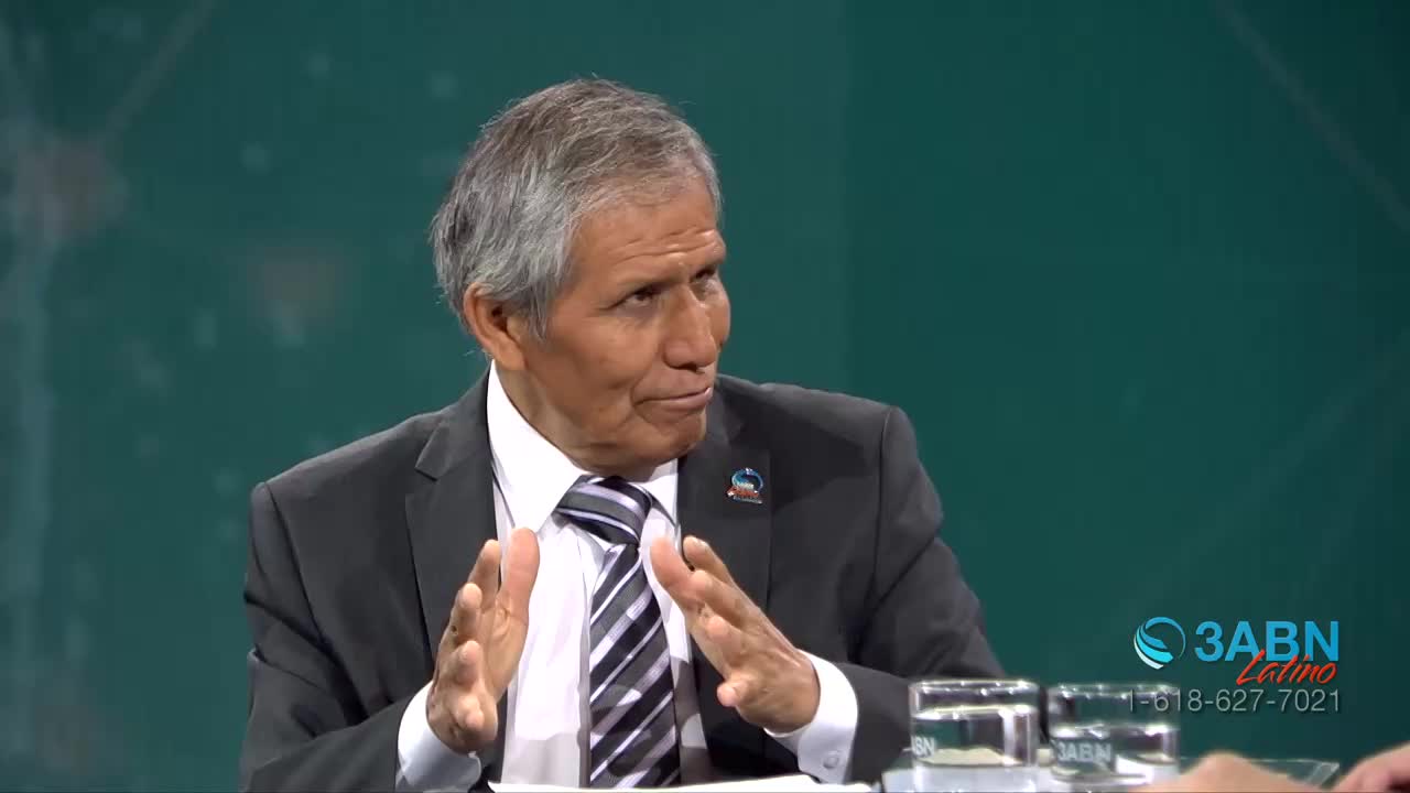 A man in a suit gestures with both hands, his gaze directed off-camera. A logo for 3ABN Latino appears in the lower right corner.