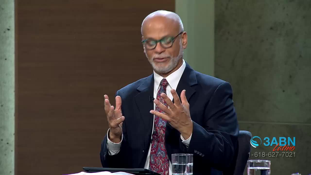 A man in a suit and tie speaks with his hands gesturing. The 3ABN Latino logo appears in the lower right corner.