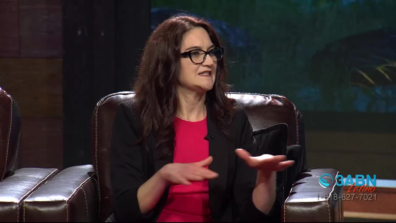 A woman in a black blazer over a bright pink shirt gestures with her hands as she speaks. The 3ABN Latino logo appears in the lower right corner.