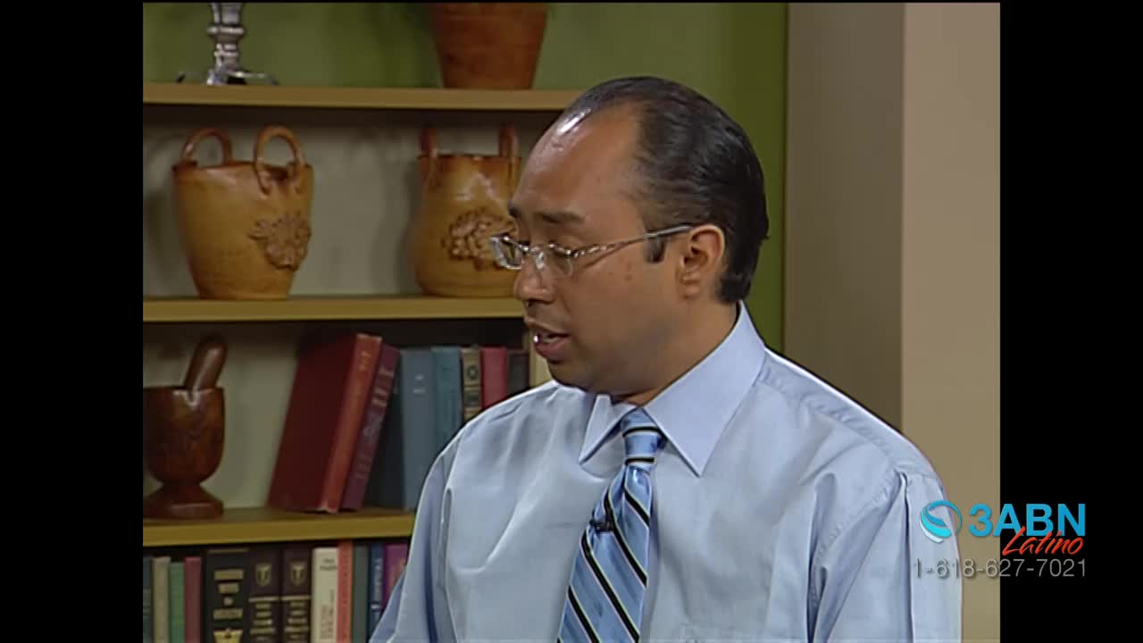 A man in a light blue dress shirt and striped tie speaks animatedly. Behind him, shelves are filled with books and decorative pottery. A 3ABN Latino logo appears in the lower right corner.