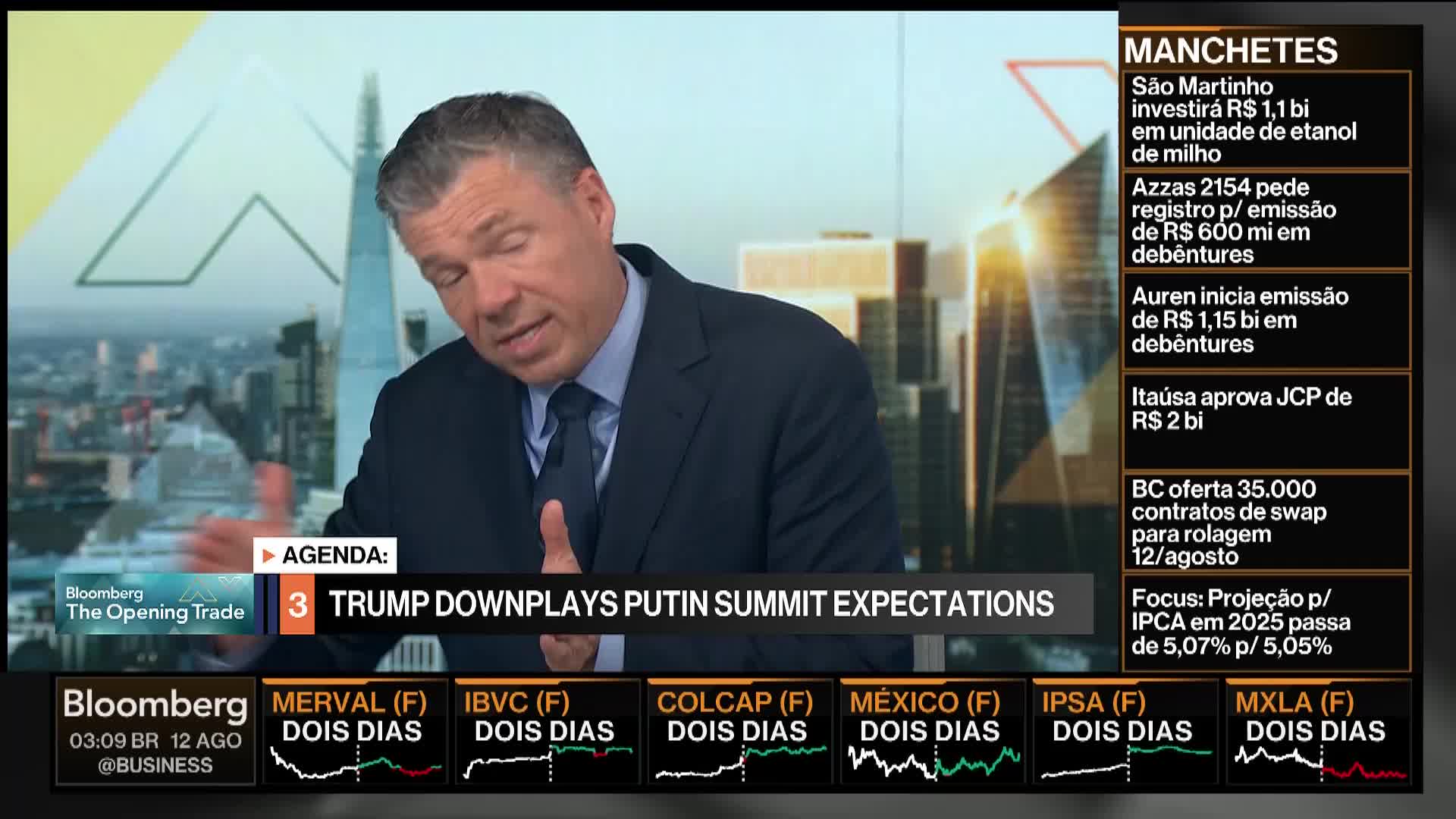 A man in a suit gestures with his hands while speaking on Bloomberg TV. The screen highlights news about the Trump-Putin summit and Brazilian financial headlines.
