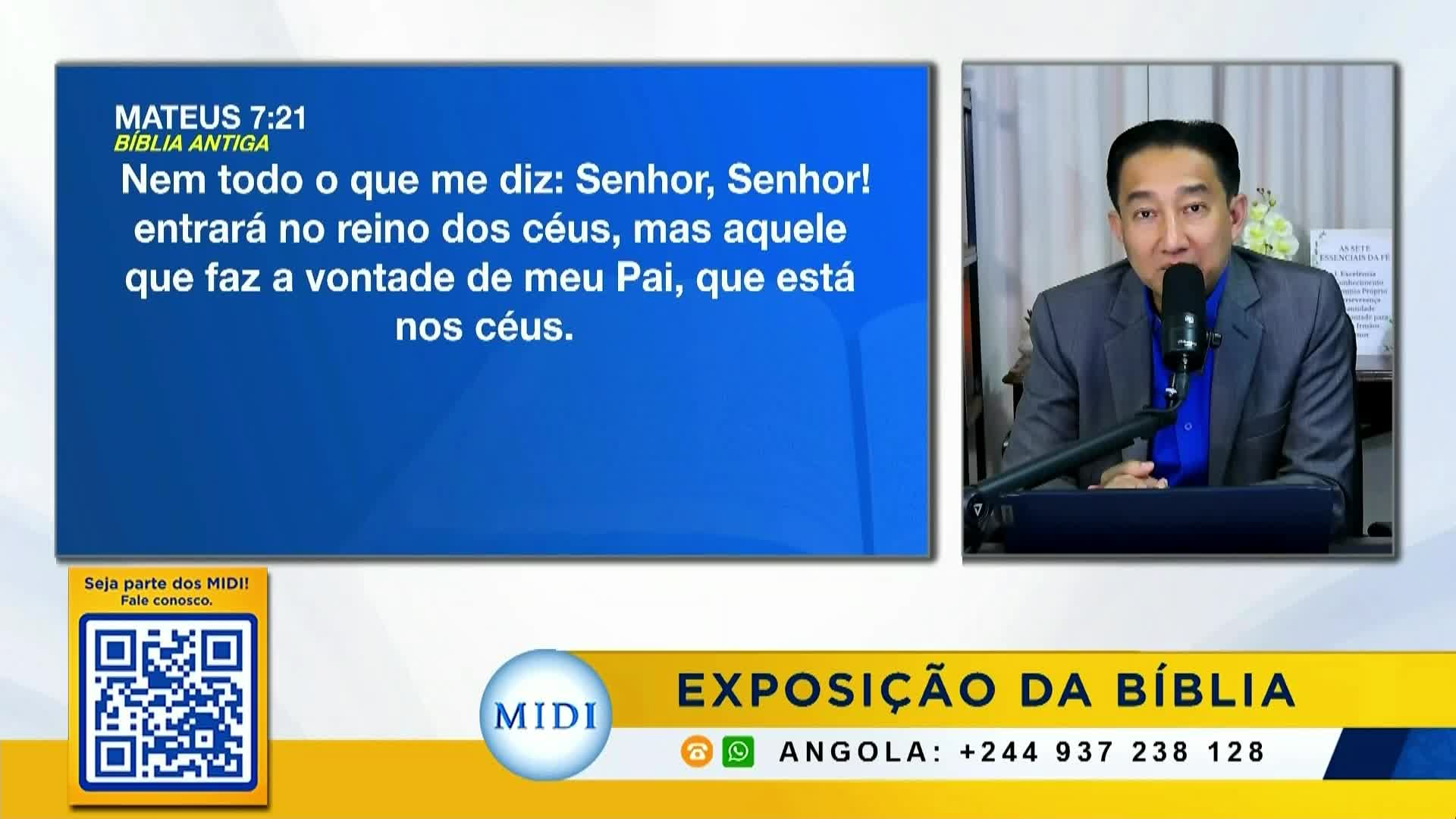 A man in a suit speaks into a microphone, framed in a small box on the right. A blue screen displays a Bible verse in Portuguese, with the title "EXPOSIÇÃO DA BÍBLIA" below.
