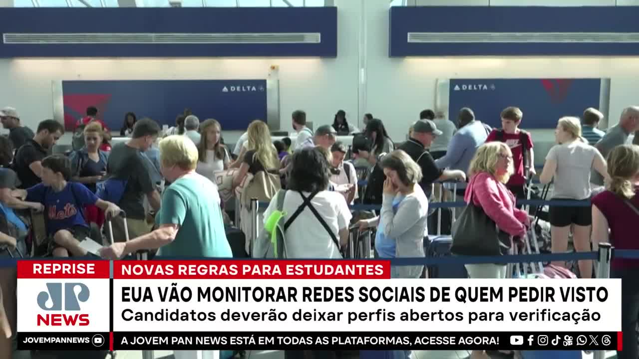 People are in a long line at an airport, some with luggage, while a Jovem Pan News graphic discusses new rules for student visas. The Delta sign is visible above the crowd.
