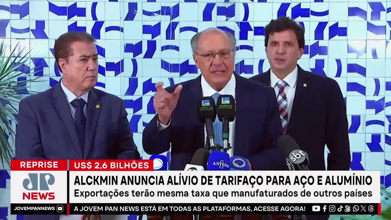 In front of a blue-tiled backdrop, Alckmin gestures emphatically while speaking into a cluster of microphones. The Jovem Pan News logo is visible at the bottom of the screen, reporting on a tariff relief announcement.
