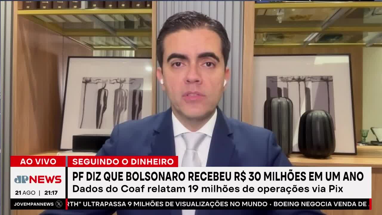 A man in a suit, wearing a microphone, is speaking directly to the camera on Jovem Pan News. The headline flashes across the bottom: "PF diz que Bolsonaro recebeu R$ 30 milhões em um ano."

