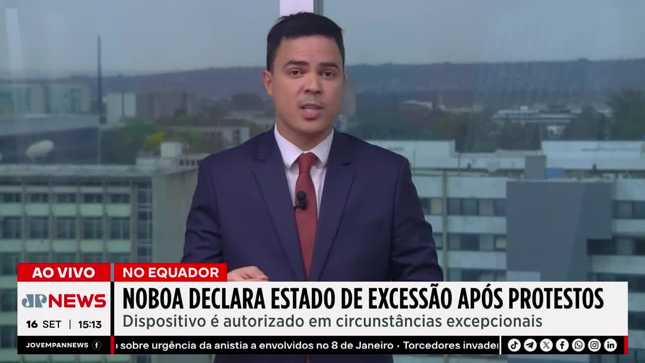 A news anchor in a suit, likely from Jovem Pan News in Brazil, speaks directly to the camera. The lower third of the screen displays a headline about Noboa declaring a state of emergency after protests in Ecuador.
