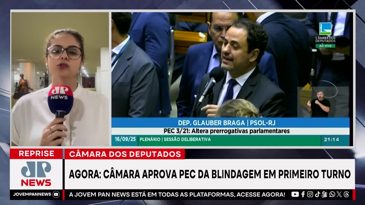 A Jovem Pan News reporter, microphone in hand, is reporting from a studio, while a live feed shows a Brazilian politician speaking at the Câmara dos Deputados. The screen displays the news about the approval of a PEC.
