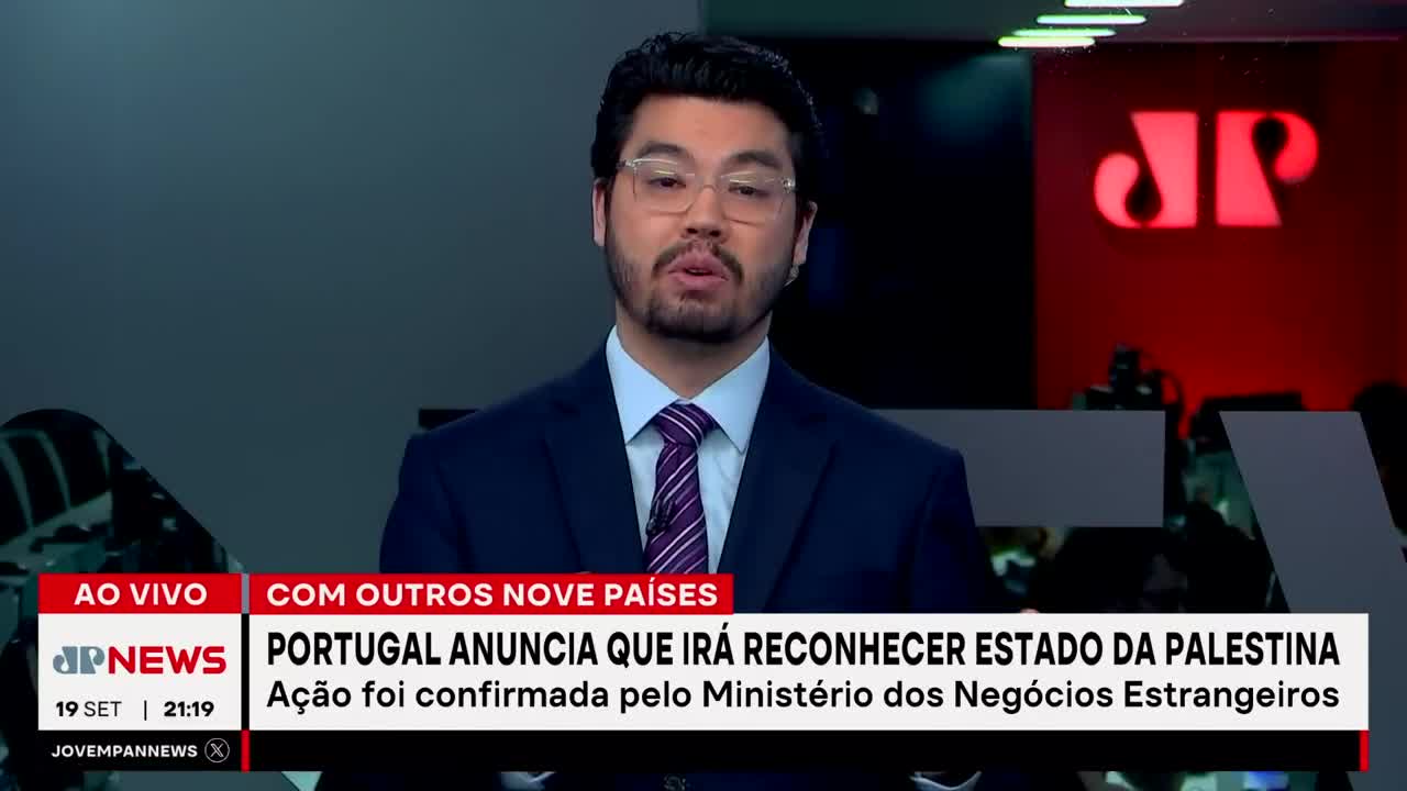 A news anchor in a suit and tie is speaking from a studio, with the Jovem Pan News logo visible. The headline below him announces Portugal's recognition of the State of Palestine.
