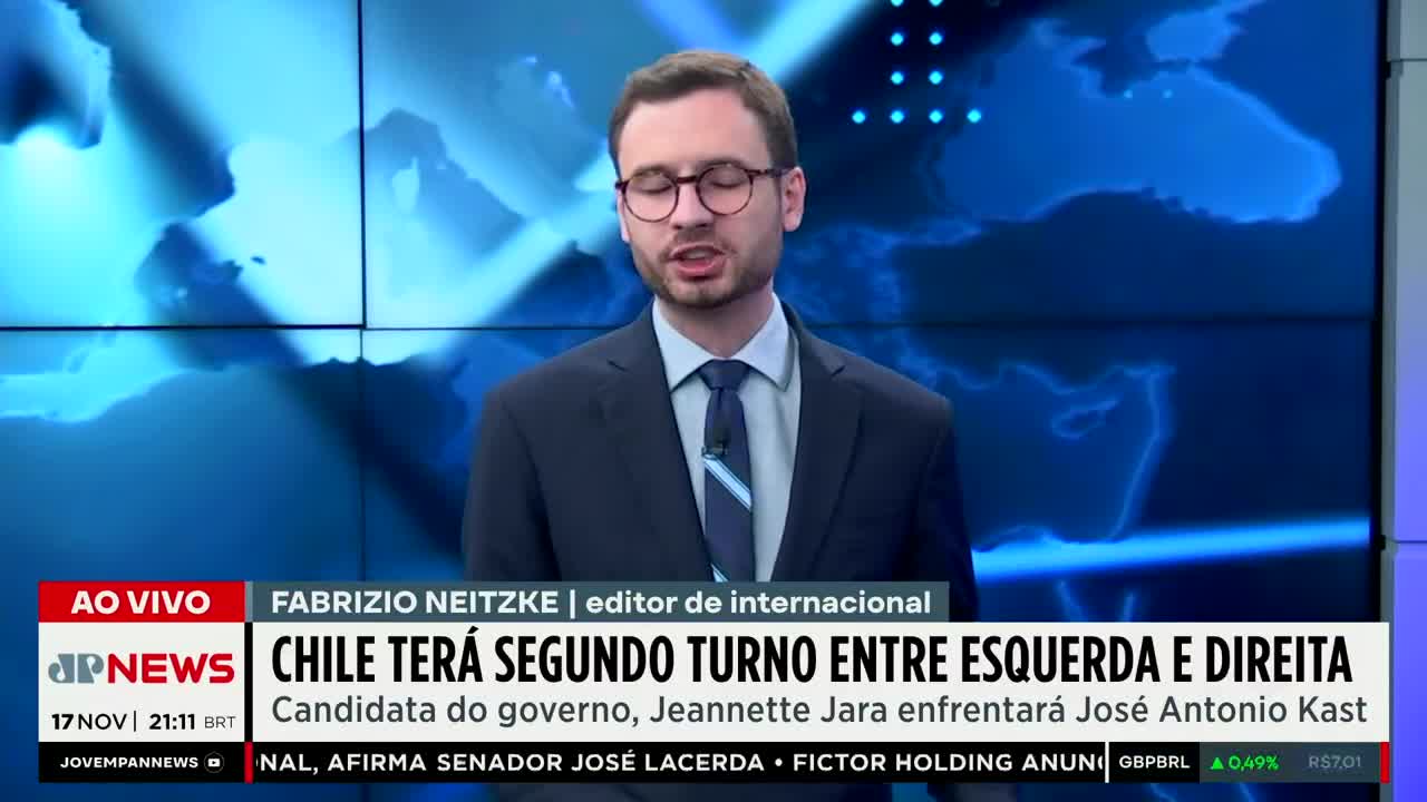 The editor from Jovem Pan News, Fabrizio Neitzke, is speaking directly to the camera, his glasses reflecting the studio lights. A headline about the Chilean election, with context from Brazil, scrolls below him.
