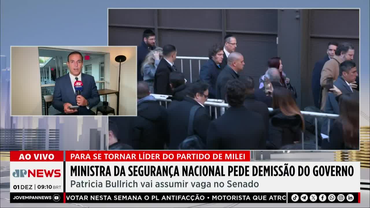 A group of people in suits and coats are walking past a metal barrier. Meanwhile, a Jovem Pan News reporter in a blue suit is reporting live from a studio.
A group of people in suits and coats are walking past a metal barrier. Meanwhile, a Jovem Pan News reporter in a blue suit is reporting live from a studio.