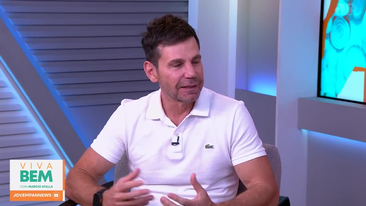 A man in a white polo shirt gestures with his hands while speaking. He's on the set of Jovem Pan News' "Viva Bem" program. A man in a white polo shirt gestures with his hands while speaking. He's on the set of Jovem Pan News' "Viva Bem" program.