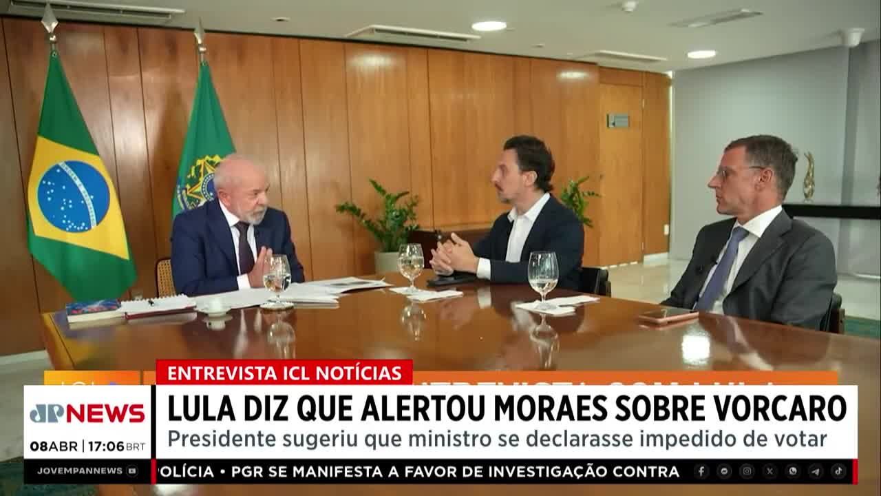 Lula sits at a polished wooden table, his hands clasped as he speaks. A Jovem Pan News chyron below indicates he alerted Moraes about Vorcaro.