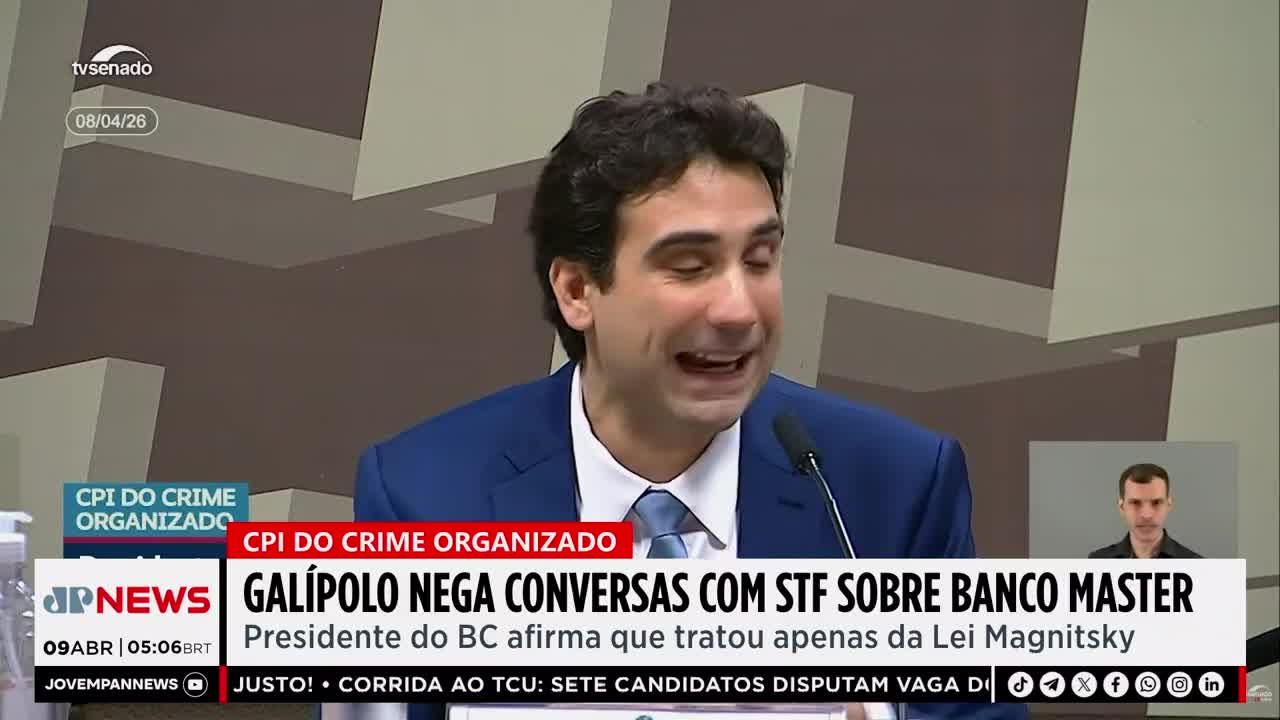 A man in a blue suit is speaking into a microphone. On screen, Jovem Pan News reports on a statement from the president of the BC denying conversations with the STF about Banco Master.