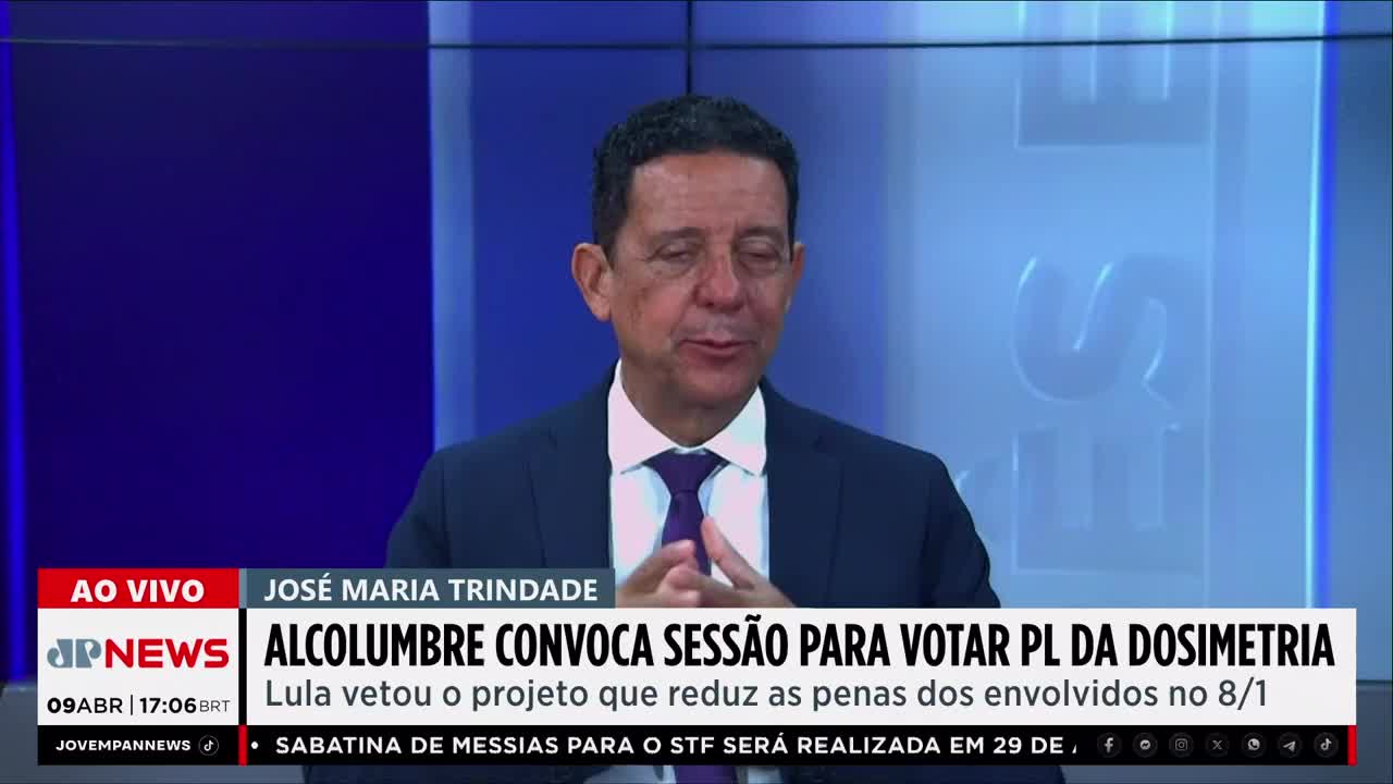 A man in a suit and tie speaks with his hands clasped in front of him. The Jovem Pan News chyron below him announces that Alcolumbre has called a session to vote on the dosimetry bill, and that Lula vetoed a project reducing penalties for those involved in the January 8th events.