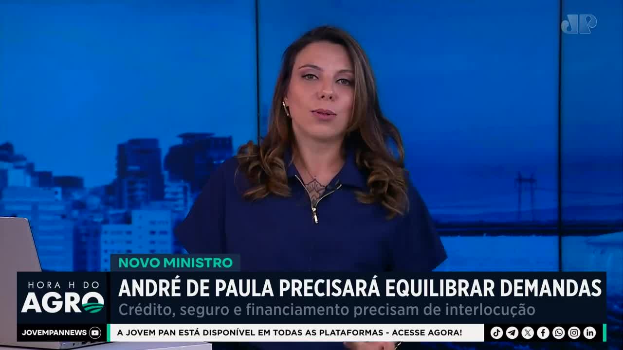 A woman speaks directly to the camera, her voice clear and confident. Behind her, a graphic displays the headline "ANDRÉ DE PAULA PRECISARÁ EQUILIBRAR DEMANDAS" with the Jovem Pan News logo visible.