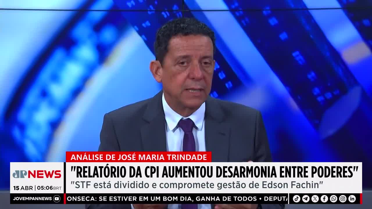 A man in a suit speaks on Jovem Pan News, his words overlaid with a headline about a report increasing discord between powers. The backdrop is a dynamic blue graphic.