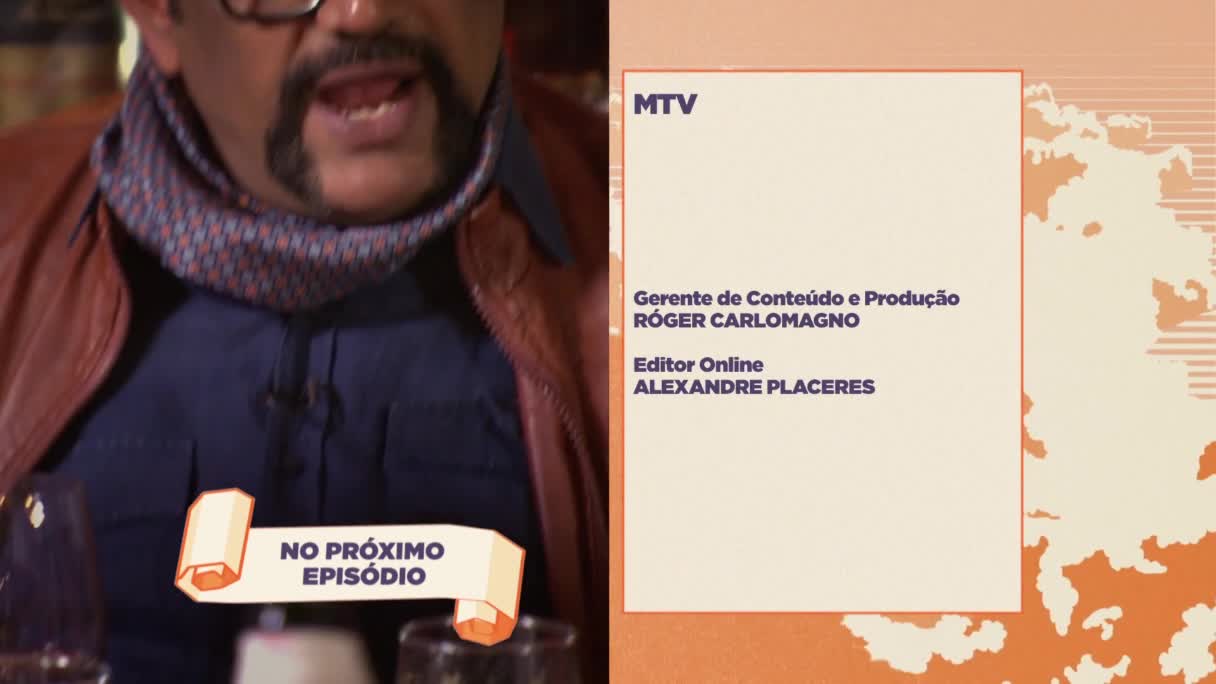 The man, wearing glasses and a patterned scarf, is mid-sentence, his mouth open.  A "No Próximo Episódio" graphic sits in the lower left corner, while MTV Brazil's credits are displayed on the right.
