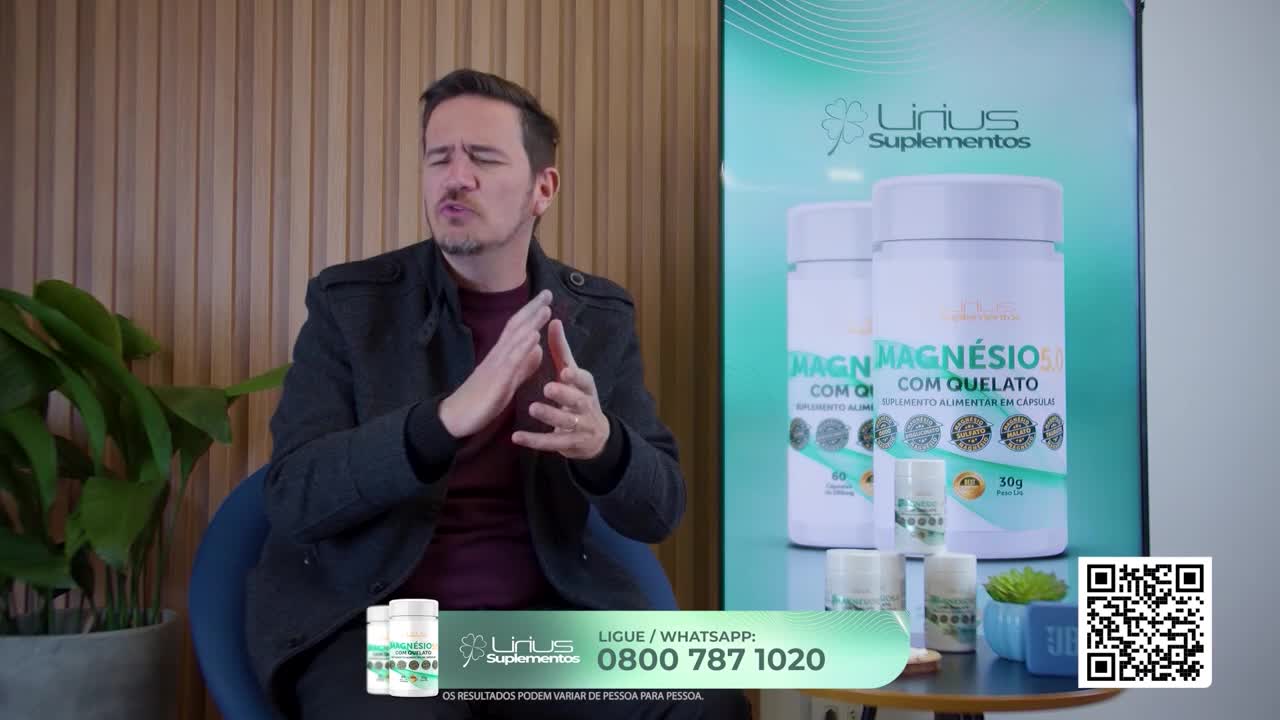 A man in a dark jacket gestures with his hands, speaking animatedly. Behind him, a display advertises "Magnésio" supplements from Lirius, with a phone number for Record News viewers to call.
