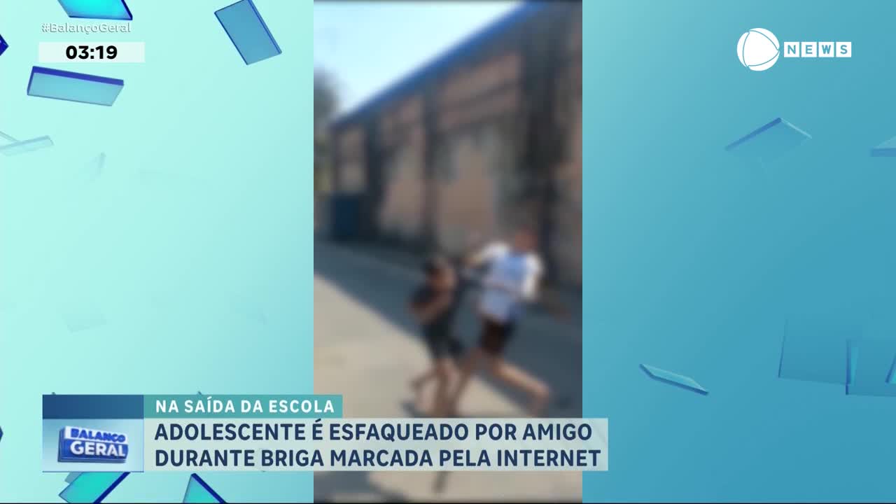Two figures grapple on a street, the scene blurred as if captured in motion. A Record News graphic at the bottom of the screen reports a stabbing incident involving teenagers in Brazil.
