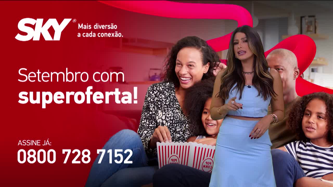 Standing here, a woman in a light blue outfit gestures while speaking, and behind her, a family smiles and eats popcorn. The background advertises a "superoferta" from SKY, with a phone number to call.
