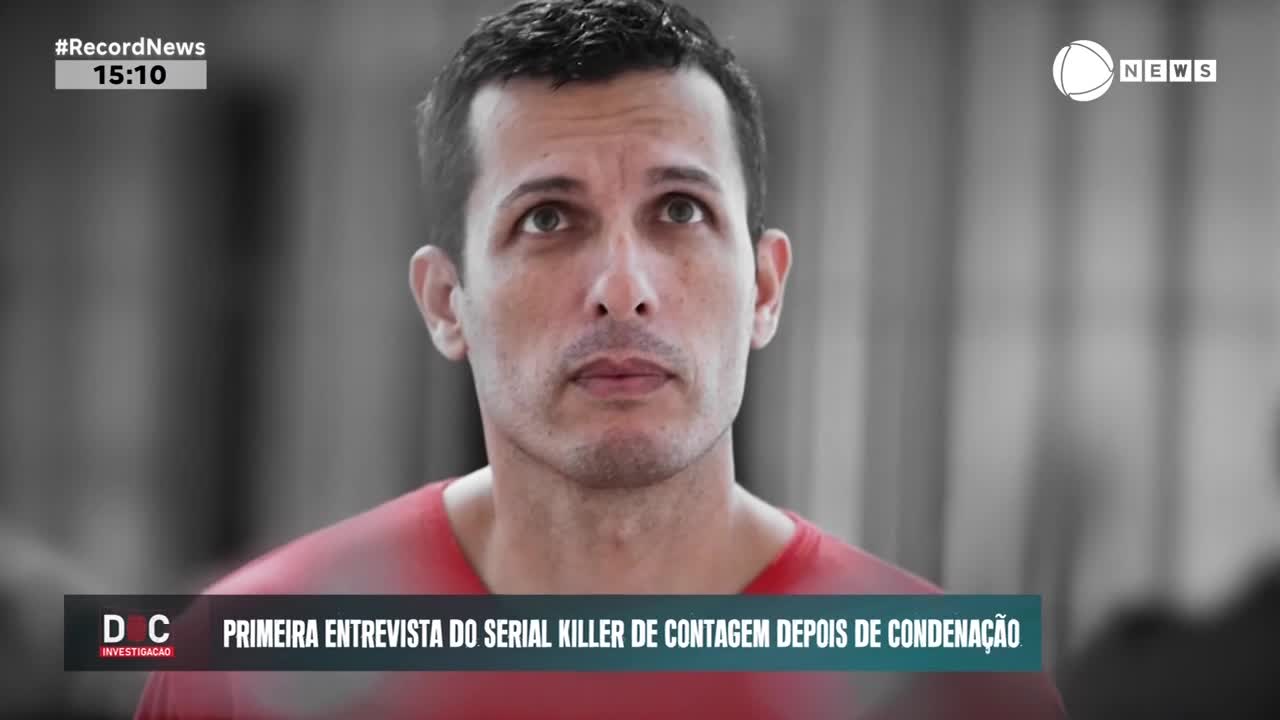 A man in a red shirt stares upward, his expression unreadable. The Record News logo and a caption about a serial killer in Contagem, Brazil, are visible at the bottom of the screen.
