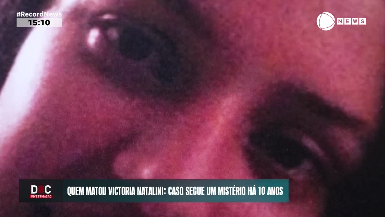 On Record News, a close-up of a face dominates the screen, its features softened by the image's pinkish hue. The headline below, in Portuguese, indicates a ten-year-old mystery is still unfolding.
