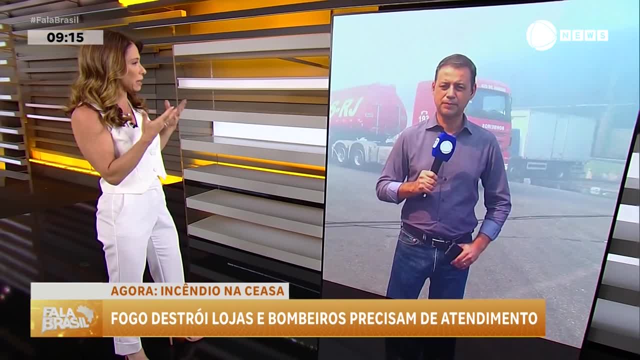 A presenter on Brazil's Record News gestures, reporting on a fire. On the screen, a reporter stands in front of smoke and trucks, holding a microphone.
