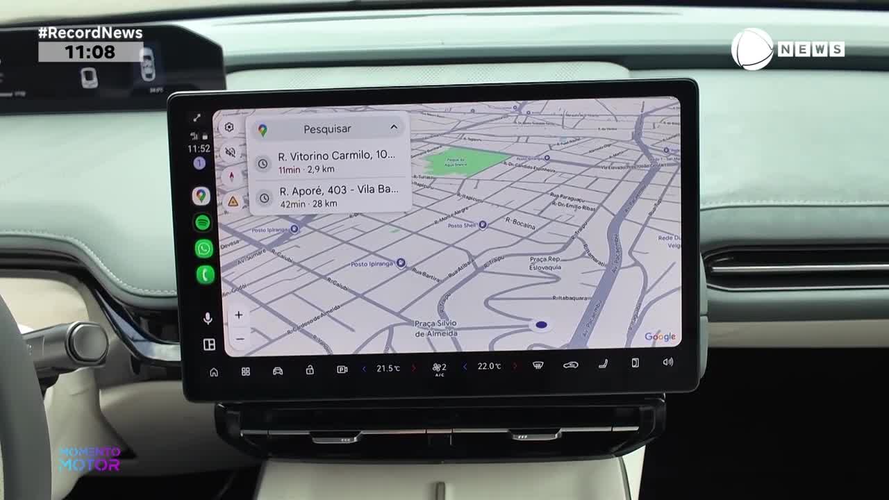 The car's navigation screen displays a map of São Paulo with two destination options. A Record News graphic overlays the dashboard, indicating the time is 11:08.