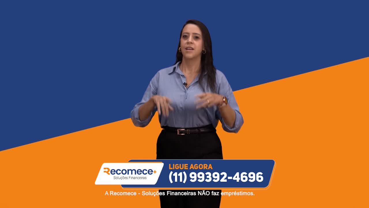 A woman in a blue button-down shirt and black skirt gestures with her hands, speaking into a microphone. A graphic overlay displays "LIGUE AGORA (11) 99392-4696" and the "Recomece+ Soluções Financeiras" logo.