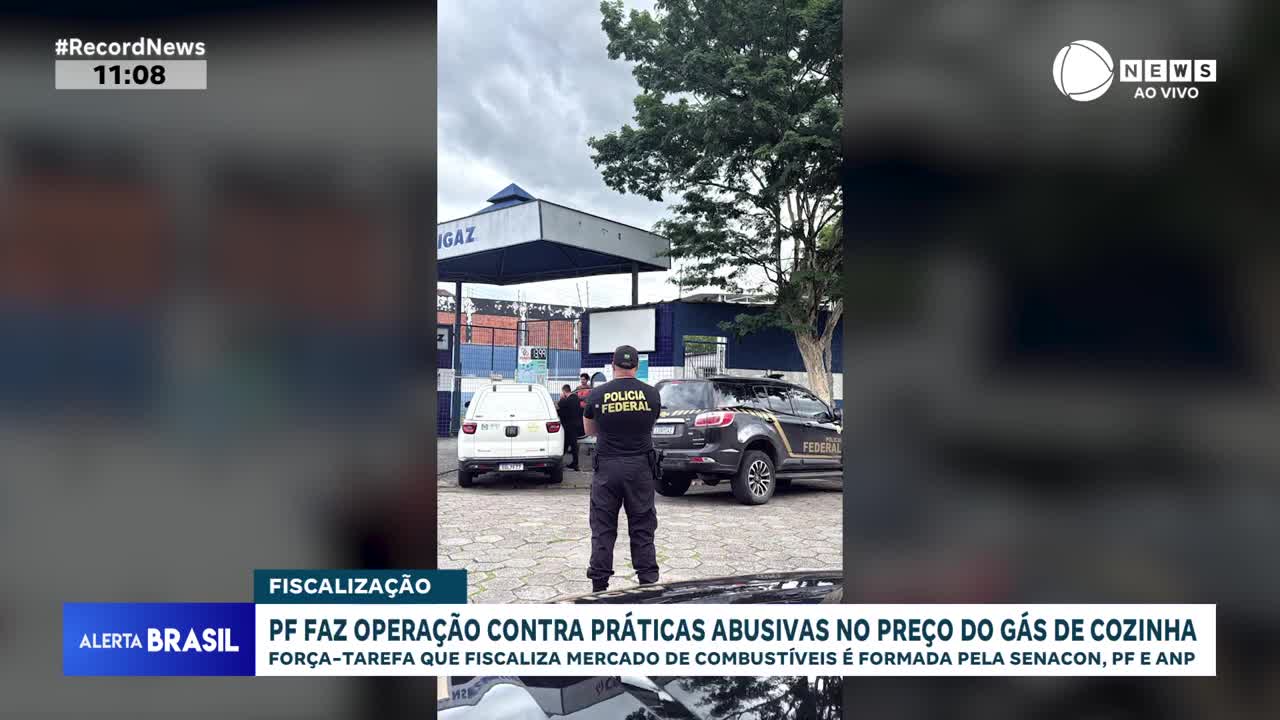 Federal Police officers stand by their vehicles at a gas station. They are conducting an operation against abusive practices in the price of cooking gas. Federal Police officers stand by their vehicles at a gas station. They are conducting an operation against abusive practices in the price of cooking gas.