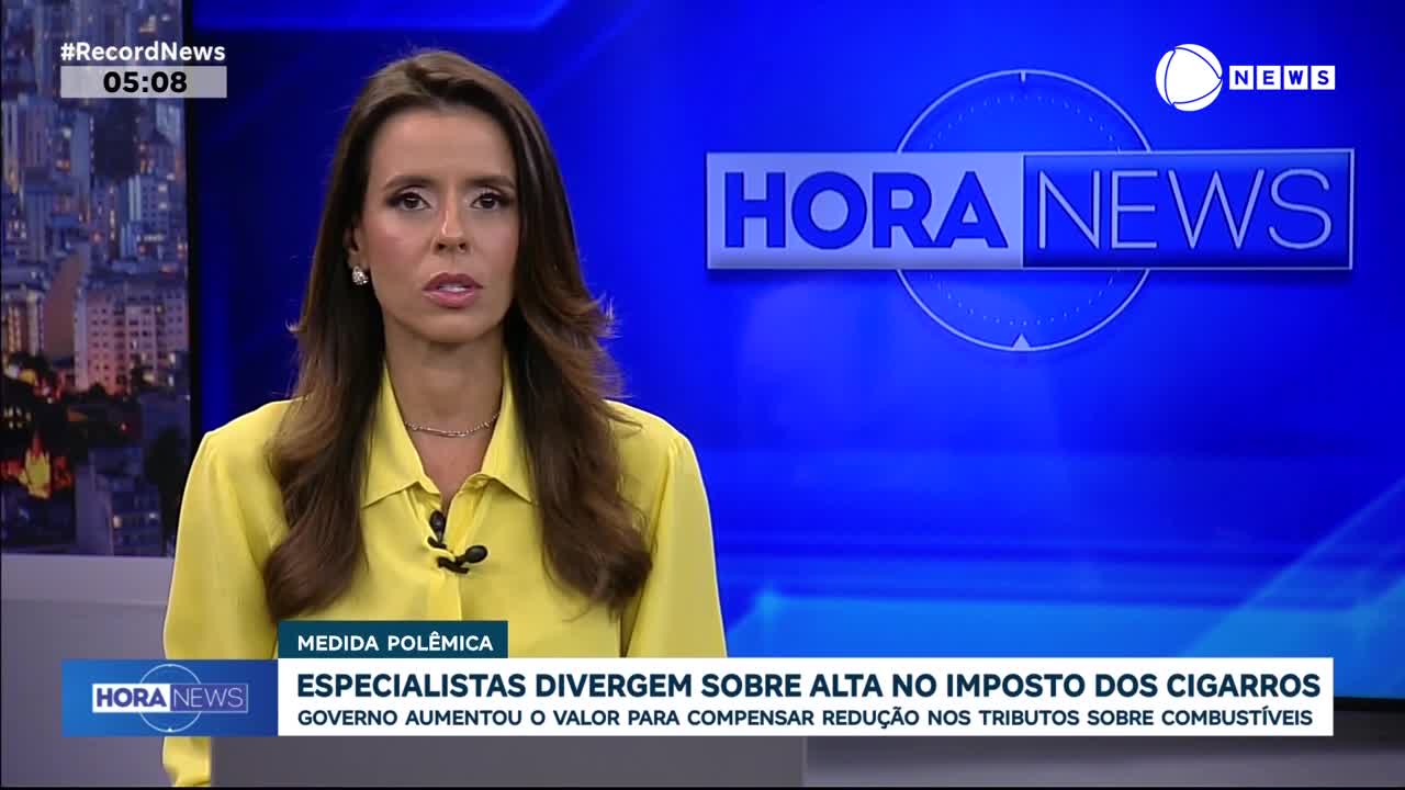 A news anchor in a bright yellow shirt speaks directly to the camera. Behind her, the "Hora News" logo fills a blue screen, indicating this is a broadcast from Brazil.