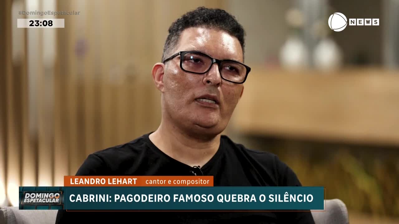 Leandro Lehart, a singer and composer, speaks directly to the camera. A Record News logo appears in the upper right corner.