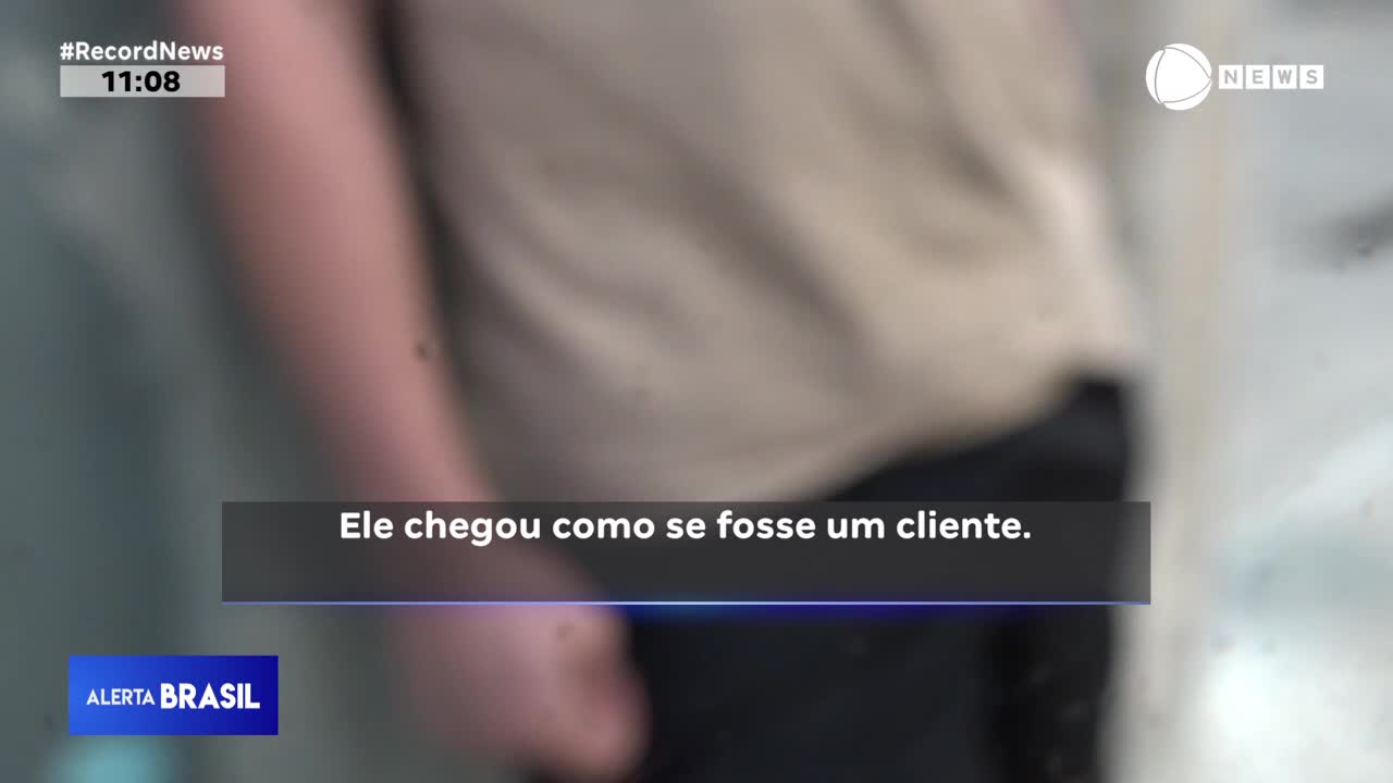 A person walks into frame, dressed in dark pants and a light shirt. Text on screen reads "Ele chegou como se fosse um cliente," indicating they arrived as if they were a customer.
