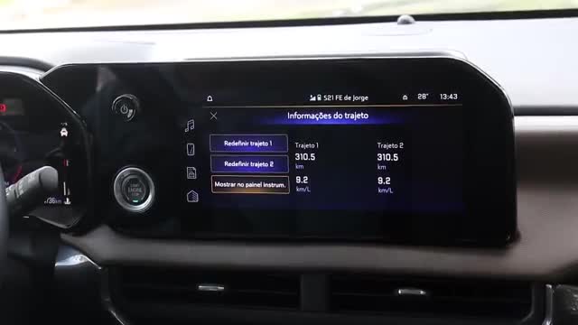 The car's dashboard displays trip information, including distance and fuel efficiency, with options to redefine the routes. It's 13:43, and the car is somewhere near "521 FE de Jorge," according to the screen.
