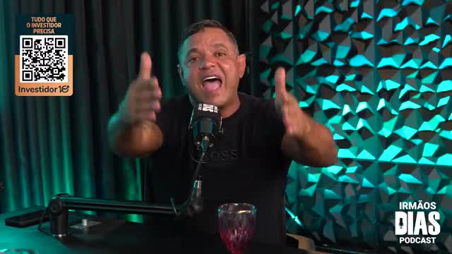 A man speaks animatedly into a microphone, gesturing with both hands. The "Irmãos Dias Podcast" logo is visible on the right, and a QR code for "Investidor 18" is on the left.