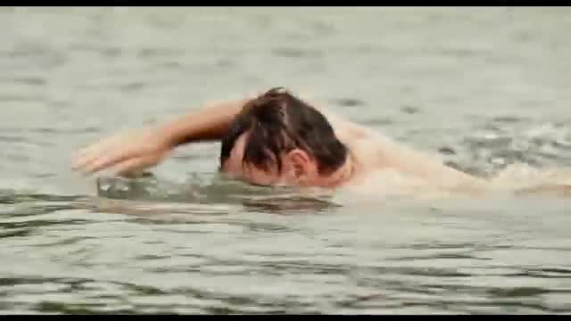 A swimmer's arm slices through the water, his head dipping as he breathes. The Rede SPTV cameras capture this moment of intense focus during the competition.