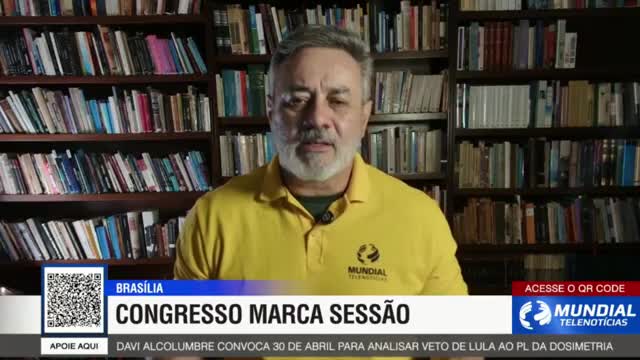 A man in a bright yellow polo shirt speaks in front of a wall of books. A news ticker below him announces that Brasília's Congress has scheduled a session.